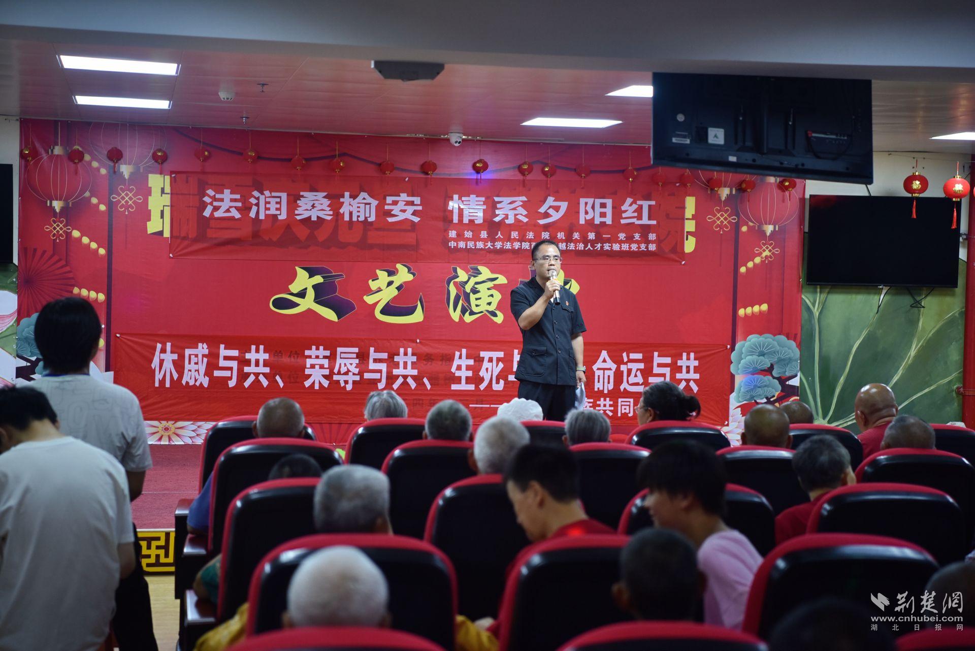 周锐法官进行普法宣传.jpg.jpg