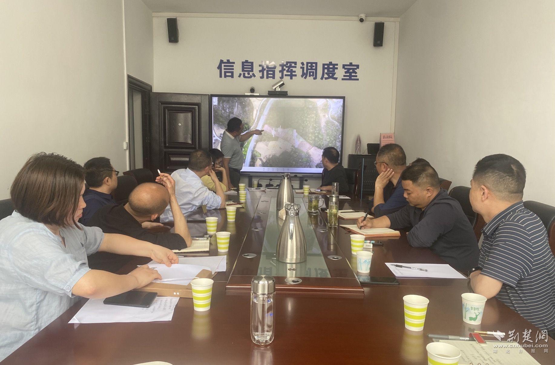 2024年9月10日在县综治中心组织风险研判.jpg.jpg