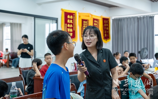 法官助理杨婷正在与学生互动。成智朋 摄.jpg